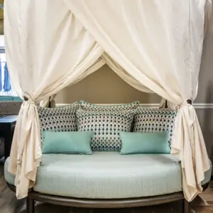 02_Round Canopy Bed