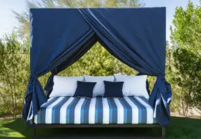02_Square Canopy Bed