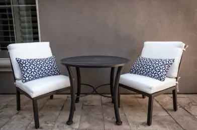 03_Slatted Metal Tables