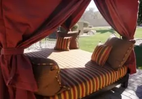 03_Square Canopy Bed