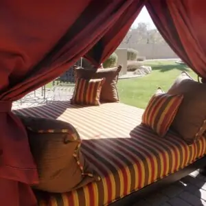 03_Square Canopy Bed