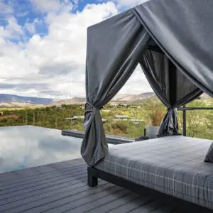 04_Square Canopy Bed