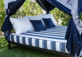 05_Square Canopy Bed