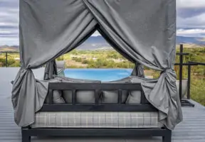 07_Square Canopy Bed